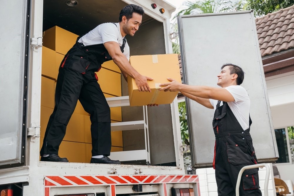 Efficiently,Working,Together,Removal,Service,Employees,Unload,Boxes,And,Furniture