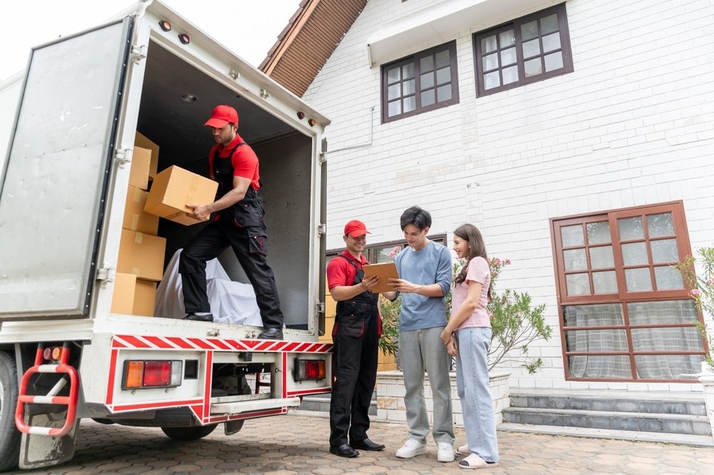 Verhuizers bespreken verhuisofferte met klant voor woning