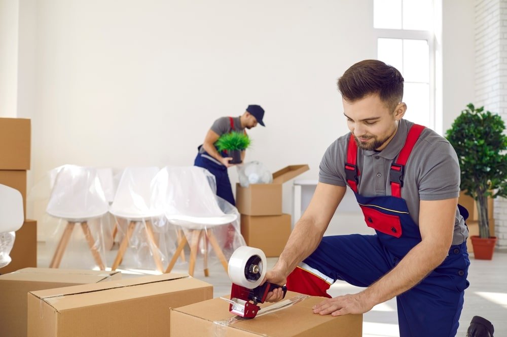 Verhuizer tilt tafel tijdens verhuizing Nijmegen