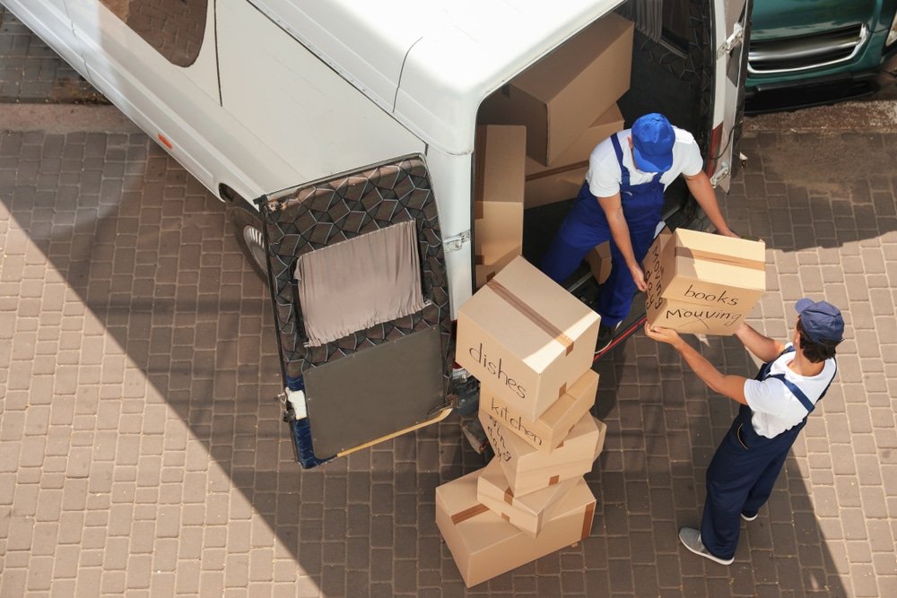 Verhuizers laden dozen uit verhuiswagen in Rotterdam